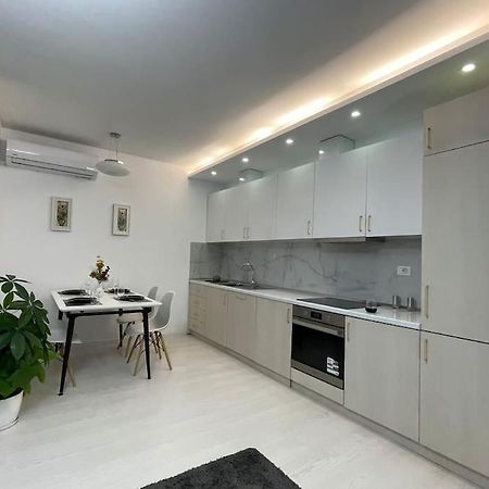 Modern Apartment At Train Station ティラナ エクステリア 写真