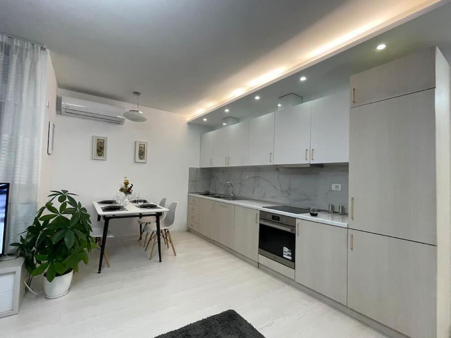 Modern Apartment At Train Station ティラナ エクステリア 写真