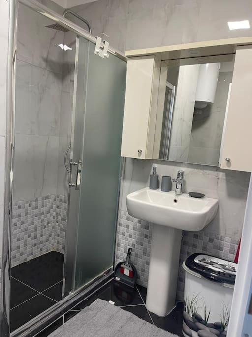 Modern Apartment At Train Station ティラナ エクステリア 写真